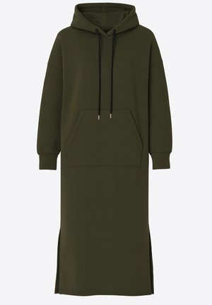 Vestido con capucha de color verde oliva hecho de tela suave, con un bolsillo delantero, cordones negros y aberturas laterales para facilitar el movimiento.