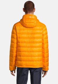 Lätt, lätt fylld orange jacka med huva, med horisontell quiltning och en liten vit logotyp på nacken. Glatt material.