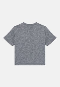 Szary t-shirt z krótkim rękawem, wykonany z mieszanki tkanin, z okrągłym dekoltem i fakturowanym wykończeniem. Brak widocznych logo lub wzorów.