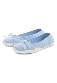 Ballerine in maglia azzurro chiaro con un motivo texturizzato, suola in gomma bianca e un accentuato fiocco sulla parte frontale. Design morbido e flessibile.