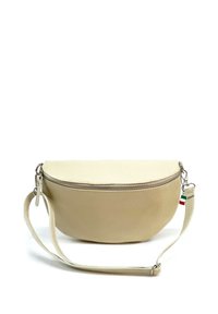 Beige leren schoudertas met een gebogen vorm, bovenste ritssluiting en verstelbare schouderband. Bevat een klein driekleurig accentlabel.