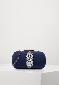 Navy satin clutch-laukku, jossa on kristallikoristeita etupuolella, hopeiset yksityiskohdat ja irrotettava ketjuolkahihna. Pyöreä suorakulmainen muoto.
