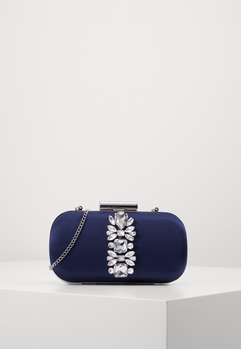 Navy satin clutch-laukku, jossa on kristallikoristeita etupuolella, hopeiset yksityiskohdat ja irrotettava ketjuolkahihna. Pyöreä suorakulmainen muoto.