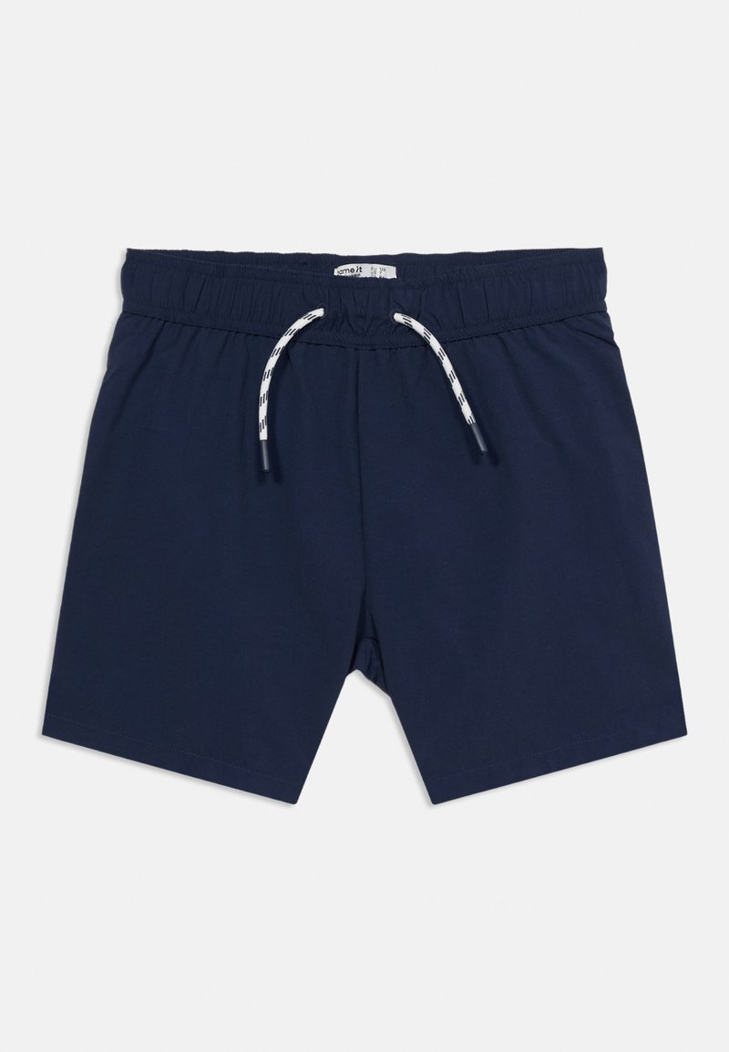 Μπλε ναυτικό σορτς με ελαστική μέση και λευκό κορδόνι με μαύρες ρίγες, τοποθετημένο επίπεδα σε λευκό φόντο.