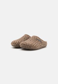 Brune leopardmønstrede slippers, blødt filtmateriale, lukket bag, rund tådesign, gummisål for greb og fleksibilitet.