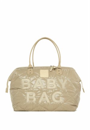 Sac à langer beige matelassé avec "SAC À LANGER" embossé en grandes lettres, doté de deux poignées robustes et d'une fermeture éclair. Texture lisse et brillante.