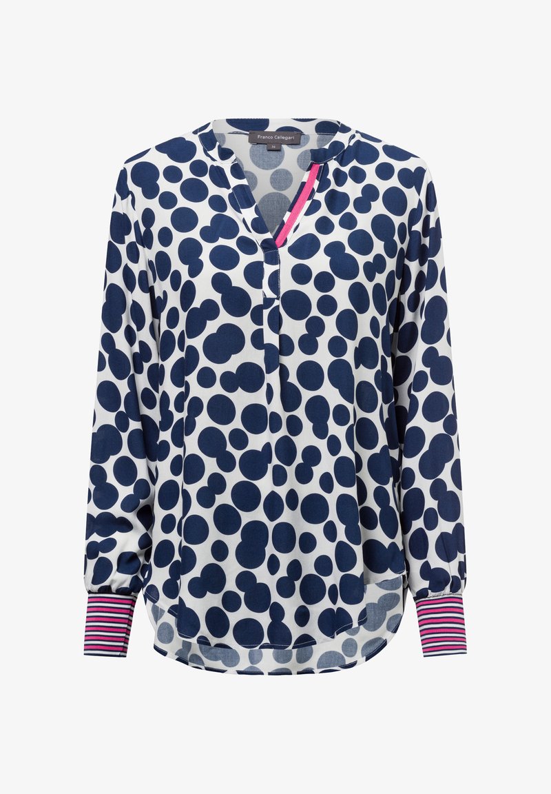 Blusa a maniche lunghe blu navy e bianca con grandi pois. Presenta una scollatura a taglio e polsini a righe rosa e blu navy. Tessuto morbido.