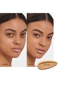 Hautvergleich, der links einen natürlichen Teint und rechts einen verbesserten Hautton zeigt, mit einem beigen Grundierungsswatch, der mit "340 OAK" gekennzeichnet ist.