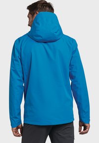 Helblau waterdichte jas met capuchon, voorzien van een gestroomlijnd ontwerp en een gladde textuur. Inclusief een rugnaad en elastische manchetten voor een goede pasvorm.