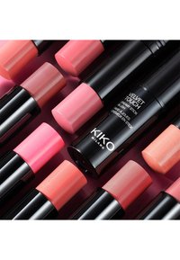 KIKO Milano Velvet Touch Creamy Stick rouge i olika nyanser av rosa, med svart cylindrisk förpackning med både glansiga och matta ytor.