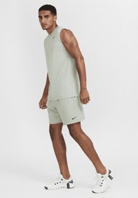 Nike Performance FORM SHORT - Sports shorts - jade horizon