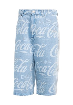 Lyseblå denimshorts med hvide "Enjoy Coca-Cola" logoer trykt over det hele, med knap og lynlås foran.