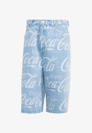 Lyseblå denimshorts med hvide "Enjoy Coca-Cola" logoer trykt over det hele, med knap og lynlås foran.