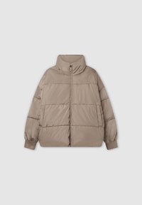 Giacca a vento beige con colletto alto, zip frontale e due grandi tasche. Presenta sezioni trapuntate e polsini elastici per una vestibilità aderente.
