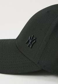 Sort baseball cap med struktureret krone, matchende sort logo foran, subtile syninger og en glat stofoverflade.