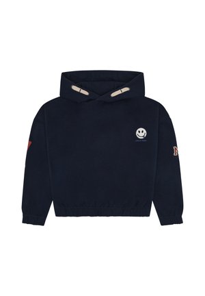 Granatowa bluza z kapturem z małą białą naszywką z uśmiechniętą buźką na piersi oraz czerwonym detalem literowym na prawym rękawie. Elastyczne ściągacze na rękawach i dole.