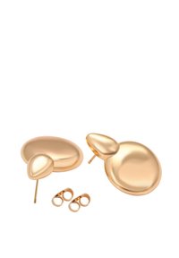 Orecchini a stud color oro con un design liscio e arrotondato; una coppia presenta una forma circolare più grande e una forma a goccia più piccola.
