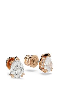 Ett par örhängen i roséguld med stora päronformade klara ädelstenar och mindre accents stenar på sidorna, visade på vit bakgrund.