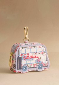 Väike kott lillmotiiviga, bussikujuline, millel on kuldsed detailid, lukk ja värvilised aktsendid heledal taustal.