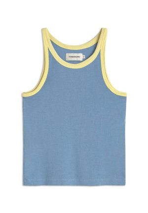 Camiseta sin mangas azul con textura acanalada y ribete amarillo alrededor del escote y las sisas, con una pequeña etiqueta de la marca en el interior del cuello.