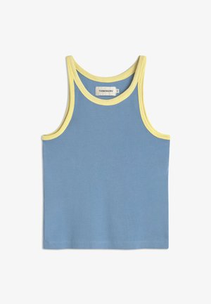 Blauw geribd tanktop met gele bies rond de halsuitsnijding en armgaten, met een klein merkembleem aan de binnenkant van de kraag.