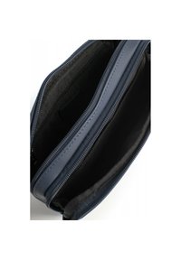 Borsa a pochette blu navy con zip, caratterizzata da un esterno testurizzato, un interno aperto con due scomparti e una fodera liscia. Nessun accent interno visibile.