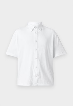 Chemise blanche à manches courtes et à boutons, en tissu texturé avec un col classique et un motif à rayures. Six boutons sur le devant.