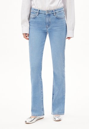 Lichtblauwe flared jeans met een klassiek vijf-pocket ontwerp, gemaakt van denim, met een knoop- en ritssluiting, op een effen achtergrond.