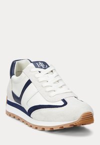 Pantofii sport albi și bleumarin, confecționați din materiale de piele întoarsă și piele, cu un design cu șireturi, accente contrastante și talpă din cauciuc texturat.
