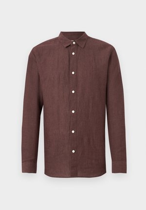 Camisa marrón de manga larga con botones y cuello clásico, con botones blancos, mostrada sobre un fondo claro y liso.