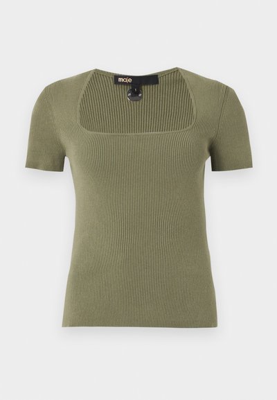 Ριμπ πλεκτό τοπ με κοντά μανίκια σε ελιά πράσινο χρώμα με τετράγωνο ντεκολτέ και ορατή ετικέτα μάρκας στο πίσω μέρος του γιακά.