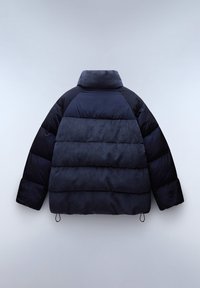 Bavlněná puffy bunda v tmavě námořnické barvě, s vysokým kordovým límcem, horizontálním prošíváním a dvěma šňůrkami na spodním lemu. Měkká prošívaná textura.