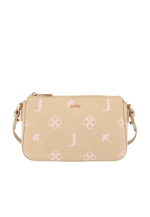 Bolso bandolera rectangular beige con estampados florales rosas claros y la letra J, cremallera superior y correa lateral ajustable.