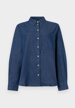 Camisa de ganga azul escura de mangas compridas com frente abotoada, colarinho pontiagudo, um bolso no peito e punhos abotoados.