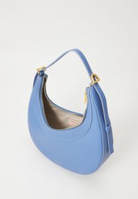 Sac à épaule en cuir bleu avec une forme courbée, quincaillerie en ton doré et fermeture éclair. Il dispose d'une doublure intérieure douce et d'une poignée courte.