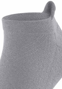 Calcetín gris hasta el tobillo, hecho de material texturizado, que presenta un puño acanalado y un diseño de punta sin costuras para mayor comodidad.