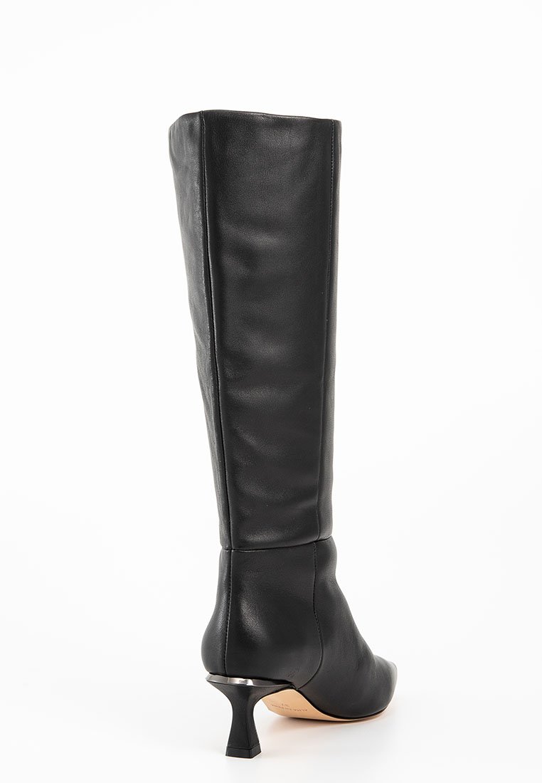 Stivaletto nero al ginocchio realizzato in pelle liscia, con punta affusolata, tacco alto e sottile, e design minimalista con lati senza cuciture.