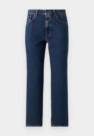 Jean droit en denim bleu foncé avec fermeture à bouton et zip à l'avant, poches avant et arrière, et surpiqûres contrastées.