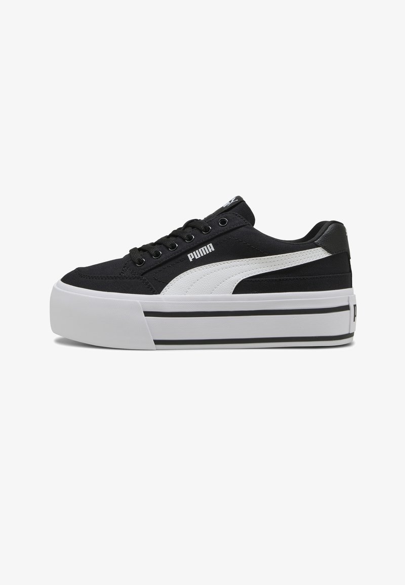 Baskets Puma noir et blanc avec une semelle plateforme blanche épaisse et une bande noire, lacets à l'avant et logo Puma blanc sur le côté.