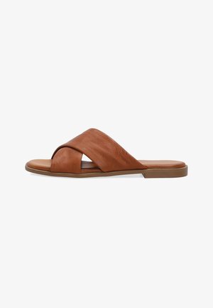 Brun læder-slidesandal med brede krydsende remme og flad sål, vist fra siden på hvid baggrund.