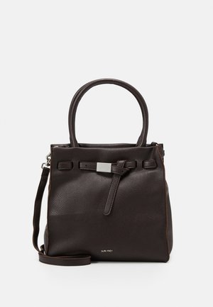 Bolso de mano de cuero marrón oscuro texturizado con asas dobles, correa decorativa frontal con hebilla plateada y correa de hombro desmontable.