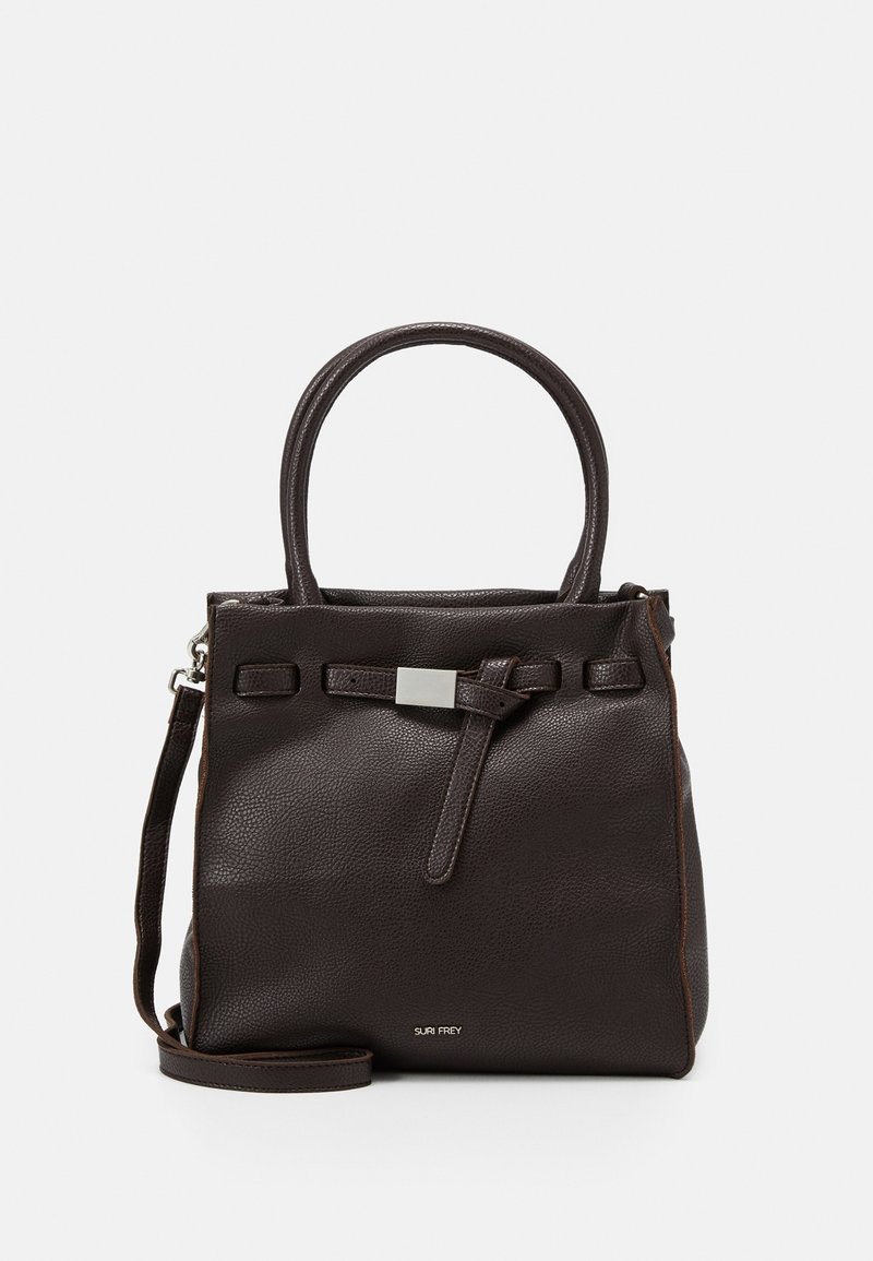 Sac à main en cuir marron foncé texturé avec double poignée, bandoulière décorative avant avec boucle en argent, et bandoulière amovible.