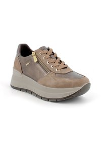Sneaker in suede e pelle marrone con lacci e chiusura laterale con zip, suola ammortizzata e suola in gomma. Presenta un accento lucido sulla parte superiore.