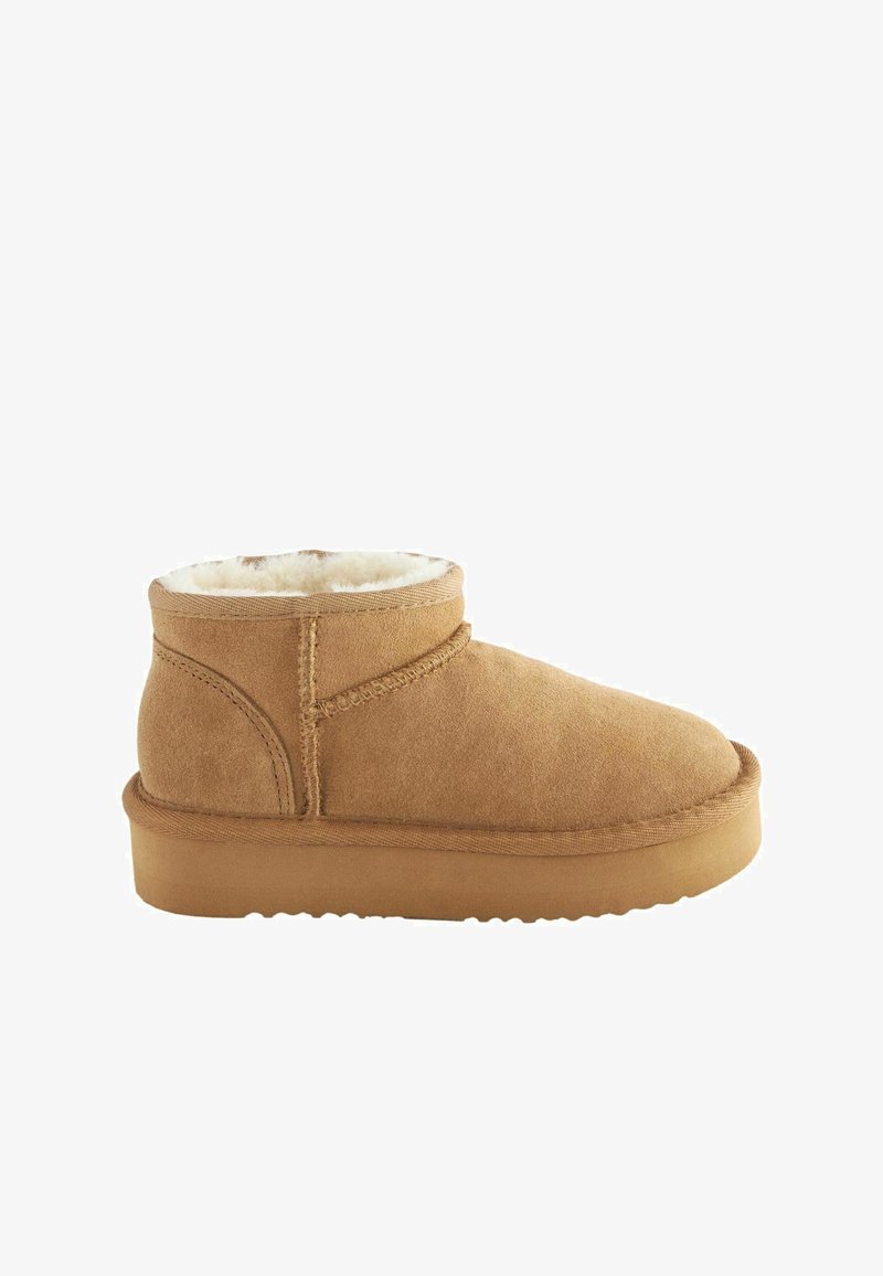 Braune Wildleder-Stiefeletten mit runder Zehenpartie, weicher Innenauskleidung, genähten Details und flacher Gummisohle.