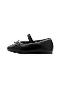 Svarta läderballerinas med rund tå, elastiskt band över fotryggen och en liten rosett fram. Slät textur.
