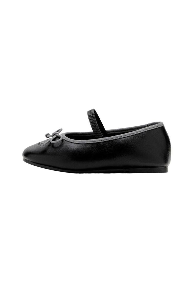 Svarta läderballerinas med rund tå, elastiskt band över fotryggen och en liten rosett fram. Slät textur.