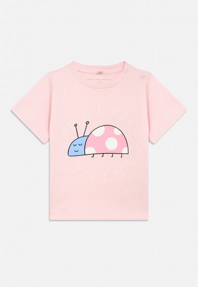 Lyserød børnet-shirt med korte ærmer, frontprint af en smilende blå og lyserød plettet mariehøne og små trykknapper på skulderen.