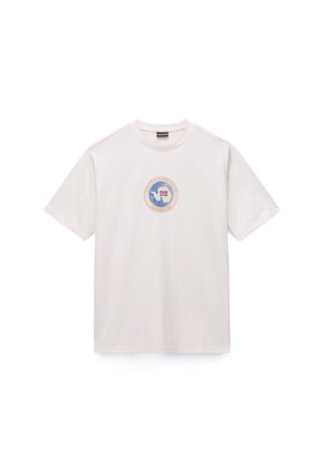 Fehér pamut póló kerek nyakkivágással és rövid ujjakkal, közepén kör alakú, kék és piros díszítéssel ellátott folttal.