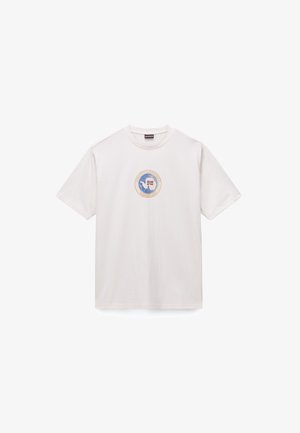 T-shirt blanc en coton avec un col rond et des manches courtes, présentant un écusson circulaire avec des accents bleus et rouges au centre.