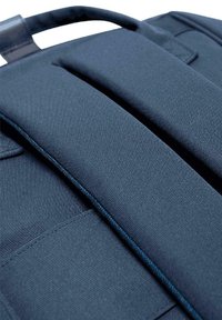Dunkelblaues Stofftasche mit glatter Textur, ausgestattet mit einem gepolsterten Griff und mehreren Fächern, die ein elegantes und funktionales Design schaffen.